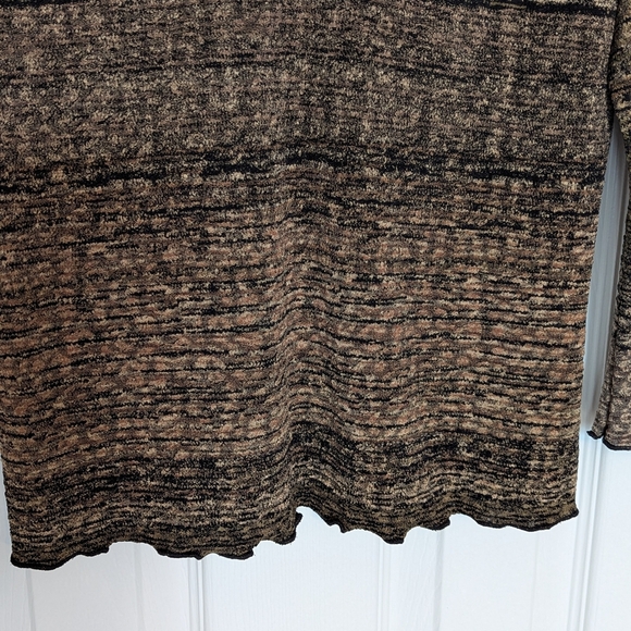 NWT Jules & Leopold Women's (Size M) V-Neck Top With Scalloped Hem and Sleeves - Picture 3 of 15